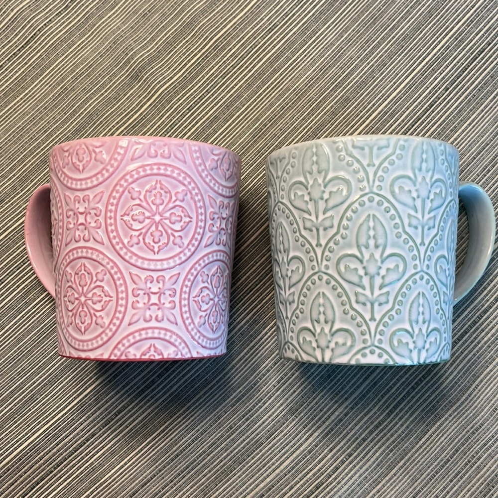 🩷MIKASA Gourmet Basics Stoneware Chalk Pattern Embossed Mugs